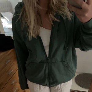Zip hoodie - Jättefin grön zip hoodie i strl S