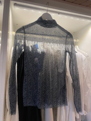Meshtopp från samsøe samsøe - Blå/vit/svart blommig mesh topp från samsøe samsøe som aldrig är använd! Storlek S. Säljer för 350kr + frakt. Nypris 999kr
