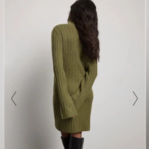 Ribbstickad miniklänning Khakigrön - Ribbstickad miniklänning Khakigrön från NA-KD. Inköpt i december. Använd 1 gång alltså helt nyskick