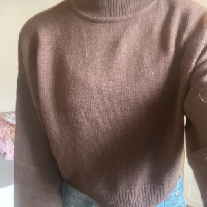 Brun stickad tröja/magtröja S/34 - Säljer denna bruna stickade tröjan pga att den inte passar längre! Den är lite kort och sitter som en magtröja nästan! Storleken är S (34) men passar också storlek 28/32/36! Pris kan diskuteras vid snabba köp!🌸 (OBS står ej för postens slarv)