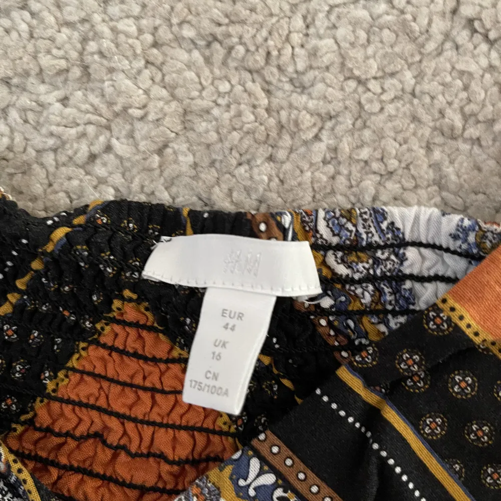 Mönstrad klänning - Storlek 44 - Ordinare från H&M - Köparen betalar för frakt - Inga returer - Betalning via köp direkt . Klänningar.