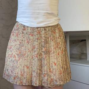 Söt kjol från bikbok🩷 använd sparsamt!! lite gul isch beige färg med  blommor🫶🏻DMA mig för fler frågor!!