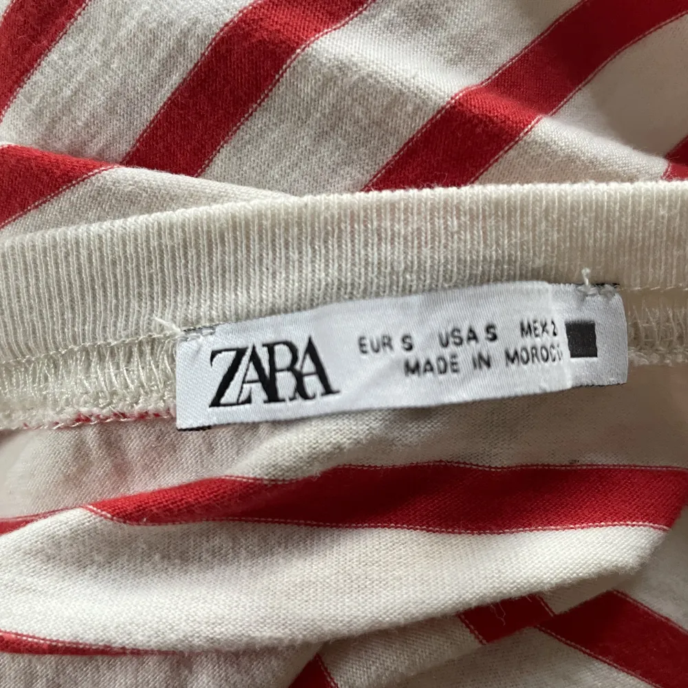 Supersöt tröja från zara, i storlek s. Original pris 399kr. Tar emot prisförslag, men står ej för frakt💕. Tröjor & Koftor.