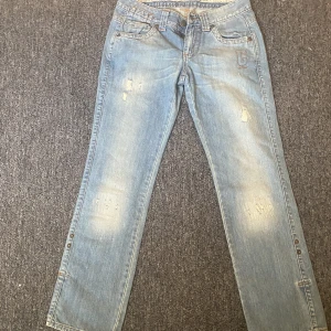 Lågmidjade jeans blå strl 28/32 - Säljer dessa super söta jeans som jag hittade på second hand för några år sedan🌼! Ej använda och väldigt bekväma, passar både strl 28 och 32 men även 34. Säljer pga att de inte passar mig☘️! Står ej för postens slarv, pris går att diskutera vid snabba köp💕