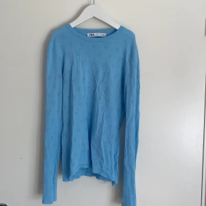 Blå topp - Säljer nu min blåa topp från zara då den aldrig kommer till användning💕Storlek S  50kr+ Frakt 