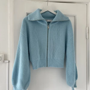 Stickad tröja med dragkedja - Superfin stickad tröja med dragkedja i finaste färgen från Zara i storlek L, supermjukt och bra material! Säljs då den är fel storlek för mig. Köpte står för frakt.