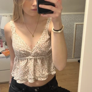 Topp - En jättesöt sommartopp ifårn shein. Den är i bra skick