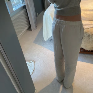 Linnebyxor HM - Säljer linnebyxor köpta från hm home❤️ använder inte dessa längre då jag har köpt ett par nya! Är lågmidjade och lite oversized i passformen