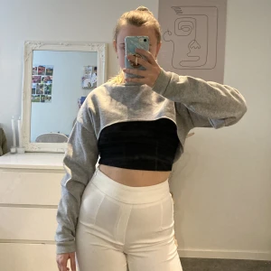 Långärmad Halv Danströja 🤍 - Har använt denna tröjan till när jag dansar. Tycker den värmer bra innan man har kommit igåg och fin att ha på sig också! Men har några andra liknande tröjor så jag hoppas att någon kan få glädje av denna 🤍