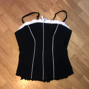 Svart corset/linne - Svart vit superfint linne som passar supersnygga till kostymbyxor!!
