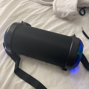 Högtalare  - Köpte den för 400kr men säljer för 300kr,helt oanvänd råkade köpa fel och glömde ta kvitto så kunde int lämna tillbaka den men den har typ disco o byter färg väldigt och bra ljud