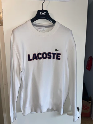 Lacoste Tröja vit sweatshirt sport Frankrike krokodil  - Skick: 8/10  Storlek: M Ord.pris: 2000kr Säljs för att jag tömmer garderoben och behöver inte dessa!