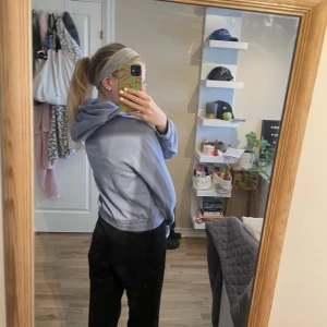 Hoddie  - En lila jätteskön hoodie! Ganska luftig o skön att tex träna i💜 skriv priv för fler bilder!