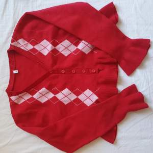Röd Argyle sweater i croptop-stil. Påminner om Heather Chandler från Heathers♡ Helt oanvänd och i bra kvalitet.
