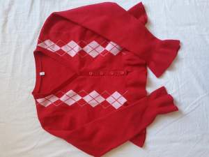Röd Argyle sweater i croptop-stil. Påminner om Heather Chandler från Heathers♡ Helt oanvänd och i bra kvalitet.