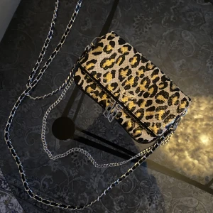 Zadig och Voltaire  - En väska dom dessvärre aldrig har använts men som är så snygg!