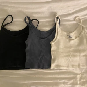 Brandy linnen  - ENDAST DET SVARTA KVAR!! Tre linnen från Brandy 🌟 Perfekta basics!! Säljer för jag har för många liknande linnen, 1 för 90, alla tre för 240. (Nypris ca 150kr styck) ❤️ frakten nedan stämmer inte!!!👇🏻 svart, vit & mörk blå! 