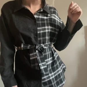Skjorta  - Overshirt med knäppning & knytskärp. Halva i rutmönster, andra halvan i svart mockaimitation. Strl S. Fint skick!