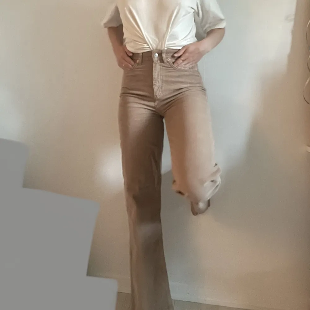 Snygg byxa i manchester! Hög midja med smidig dragkedja, tight passform upp till som släpper vid lår & övergår i raka ben. Modellen heter Boulevard. Strl S (jag är 170cm). Helt nya (trivs ej i beige).. Farkut & Housut.