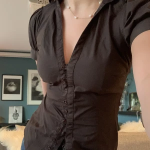 Superfin skjorta! - Jättefin skjorta som sitter fint runt kroppen med puffärmar! Säljs då den tyvärr inte kommer till användning 💕Kontakta gärna för fler bilder! 🤎