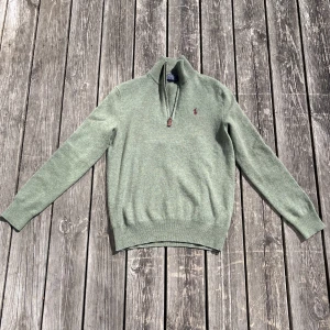 Ralph Lauren half zip - Tjena! Säljer nu min Ralph Lauren half zip! Den är 8,5/10 cond. Hör av dig vid minsta lilla fundering!