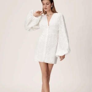 Adoore klänning - Säljer min aldrig provade adoore klänning då jag skulle haft den till studenten men nu hittat en annan som jag gillar mer. Den är bara provad men aldrig använd och är så snygg till både student och midsommar