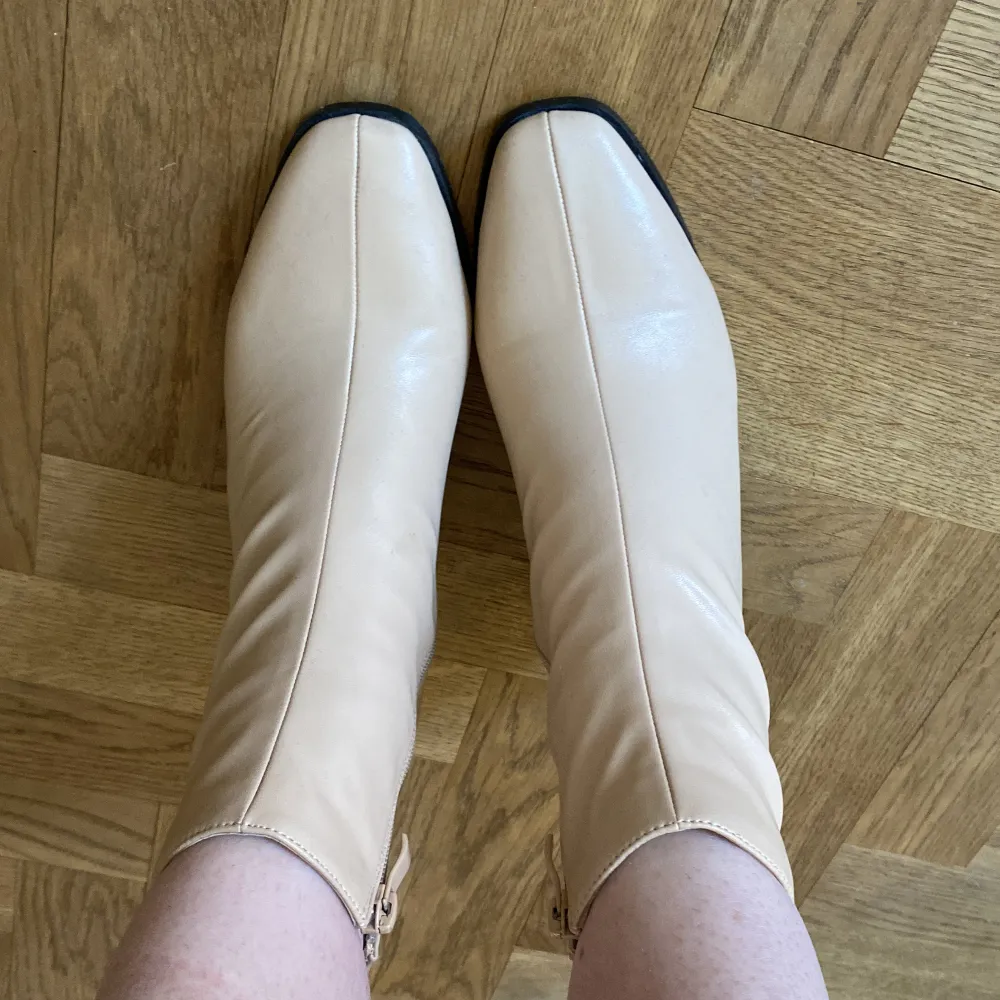 Snygga beige boots med skön passform. Har bara använts ett par gånger. Finns små missfärgningar av de svarta klackarna på lädret, men det märks inte av så mycket. . Skor.