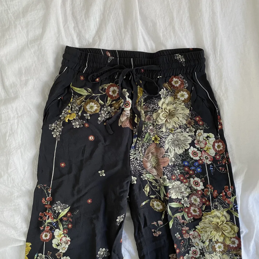 Jättefina byxor med ett blommigt mönster. Köpte dem via Sellpy men de är från Zara. I fint skick men behövs eventuellt strykas! . Jeans & Byxor.