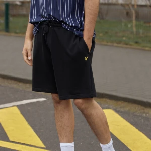 Lyle&Scott shorts - Perfekta shorts till sommaren svarta och sjukt sköna! Knappt använda Skicka 8/10 Köpta på Zalando för 600kr Säljes för 200kr Strl: S