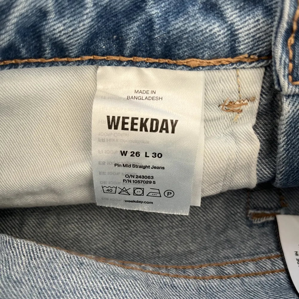 !! Säljer jeansen på första bilden, men de sitter som på andra !!  Superfina ljusblå jeans från weekday, men passar tyvärr inte. Helt oanvända, nya utan prislapp🩵🩵 modell: pin mid straight . Jeans & Byxor.