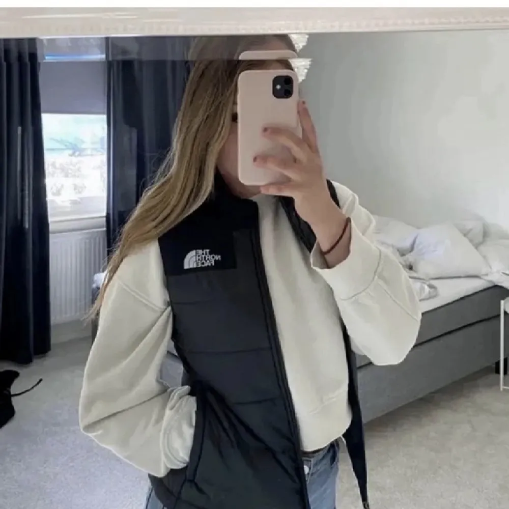 En jättefin the north face väst från jdsports. Den är knappt använd och den är som ny!! Supersnygg och väldigt varm och vindskyddade. . Takit.