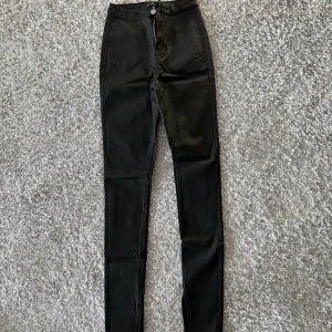 ”skinnbyxor” - Säljer ett par helt oanvända ”skinnbyxor” med slita från MISSGUIDED i storlek XS💞50kr + frakt