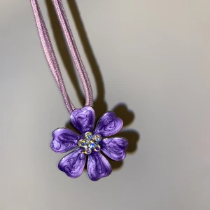 Halsband  - Metall blomma med band 💜