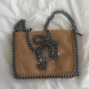 Väska - Säljer denna supersnygga väskan!! Perfektrt till sommaren!😻Nypris i Spanien var 350-400 kr. 