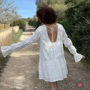 Nakd klänning med armdetalj, vit  - Superfin och oanvänd klänning från NA-KD. Perfekt till student eller skolavslutning. 