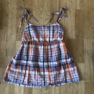 Rutigt sommarlinne - Rutigt sommarlinne med reglerbara axelband från ginatricot. Storlek 36 men passar troligen 38 också 🧡💙