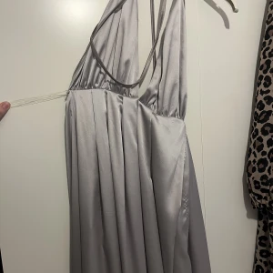 Balklänning Silver - Silverfärgad balklänning. Använd en gång. 