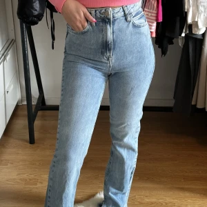 Jeans  - Ett par till jeans med slits också superfina! Knappt använda! 