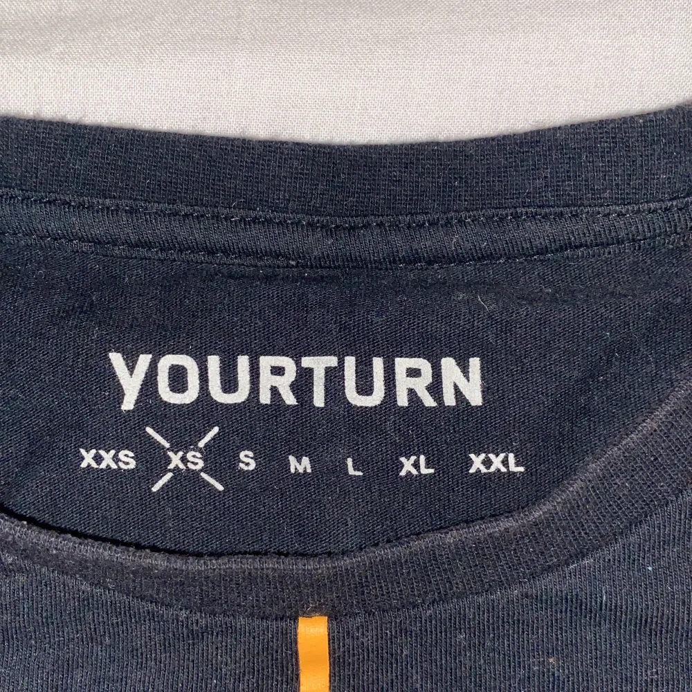 En snygg yourturn t-shirt i bra skick. Kostade 300 ny, storlek XS men sitter som en S. T-shirts.