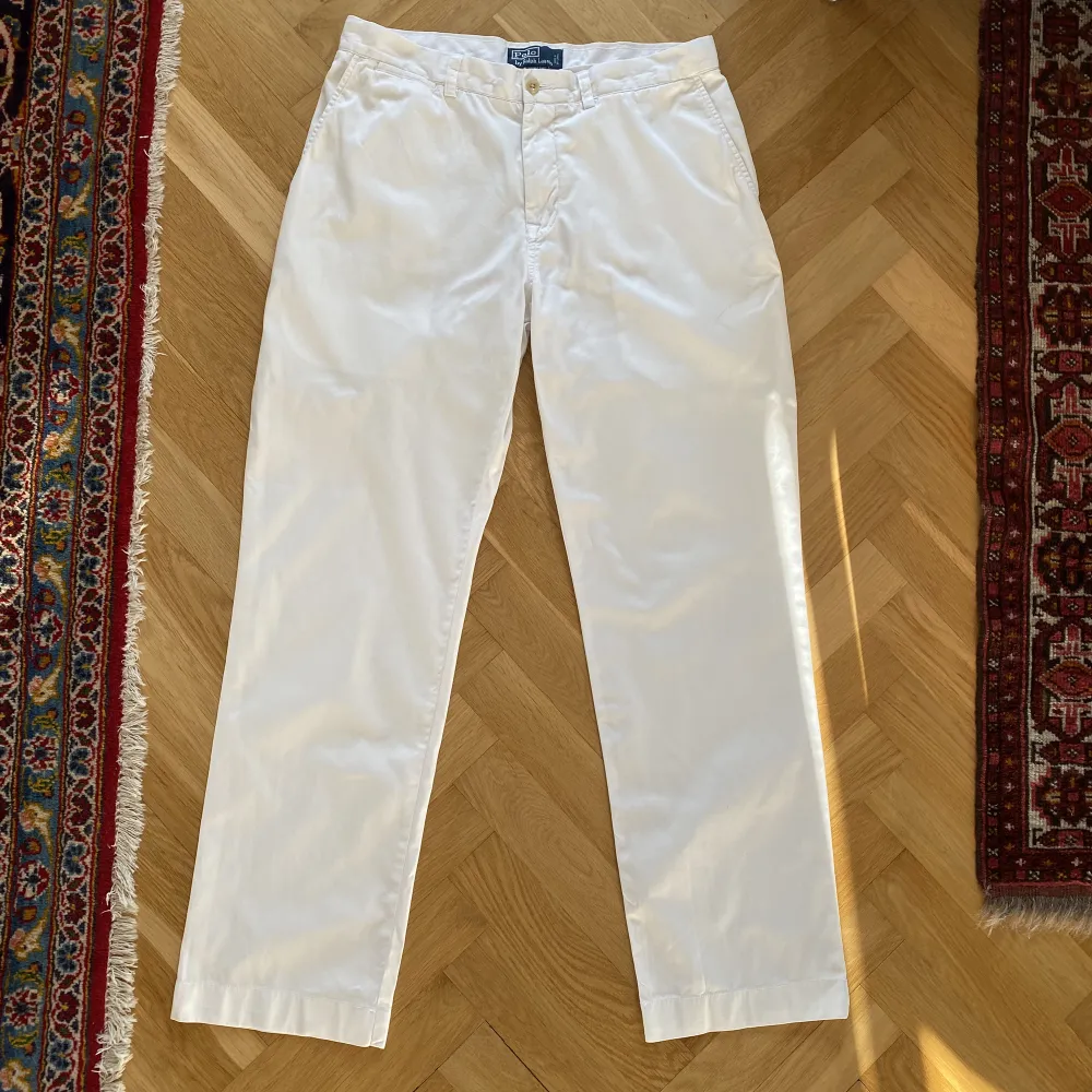 Vita chinos från Polo Ralph Lauren i gott skick. 33/33. Pris: 139kr. . Jeans & Byxor.