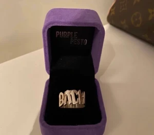 Ring  - Säljer denna jättefina ringen i storlek 18! Märket är purple pesto och nypris va 750kr ❤️