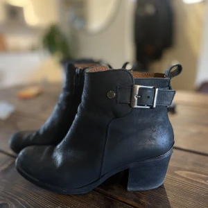 Stövletter i skinn  - Ett par snygga stövletter i skinn, putsas upp för den som vill annars i fint skick! 