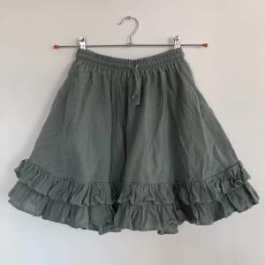 Grön kjol i linne från hm storlek xs. Gott skick!