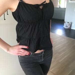 Söt sommartopp - Supersöt svart topp. Storlek 34 från h&m. Passar till allt och justerbara band som man knyter💝💝💝