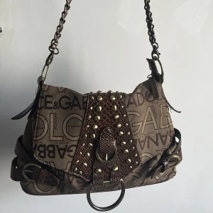 Dolce&Gabbana - Vacker Vintage Äkta Dolce & Gabbana väska. En av mina favoriter och passar seriöst till allt!❤️❤️