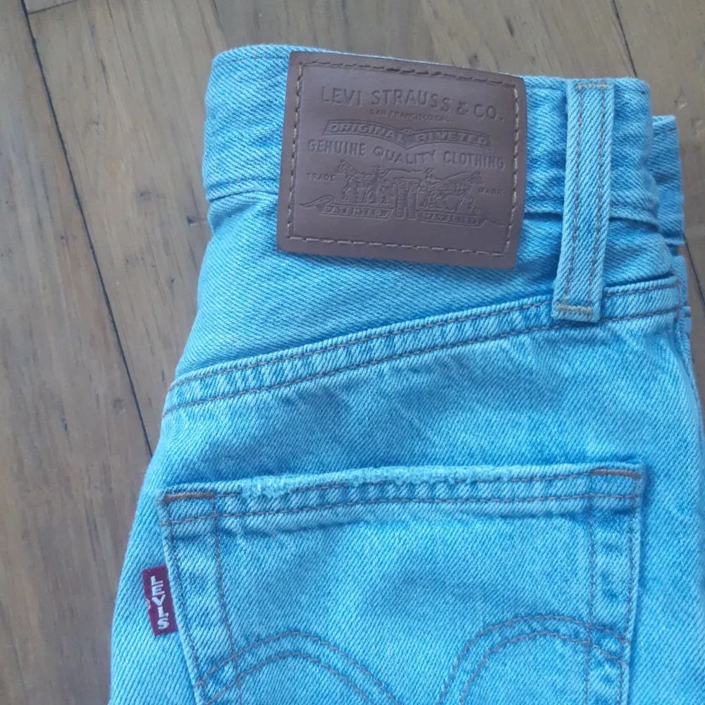 Detta är också ett par jeans som bara blivit hängandes i min garderob sen jag fick min son för ca 8år sen.  Blåa levis jeans, använt skick men ändå i väldigt gott skick! . Jeans & Byxor.