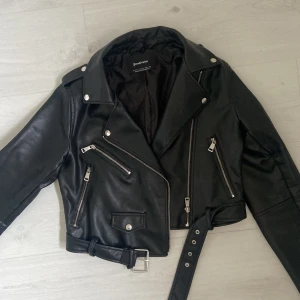 Skinnjacka - En jättefin jacka från Stradivarius som tyvärr inte kommer till användning. 