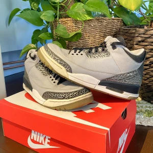 Nike Air Jordan 3 Wolf Grey - Hejsan, säljer ett par Jordan 3 Wolf Grey i bra skick. Några tecken på användning men har fortfarande mycket kvar att ge. Storlek 43 och True To Size. Kostar 4000kr på GOAT. Finns fler bilder i DM. Priset är inte hugget i sten. Hör av dig vid intresse.