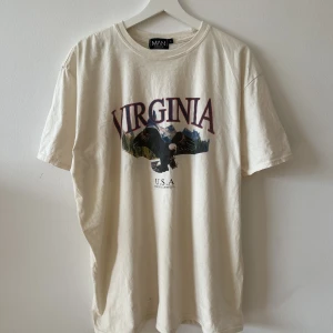 T-shirt med tryck - Snygg t-shirt från boohoo med vintage motiv. Oversize t-shirt och knappt använd. 