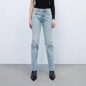 Säljer dessa jeans från Zara som var väldigt populära i fiol. De är i nyskick med prislappar på och allt (nypris 359 kr). Storlek 38 men precis som Zaras andra kläder är de rätt små i storleken så de passar mindre också! <3